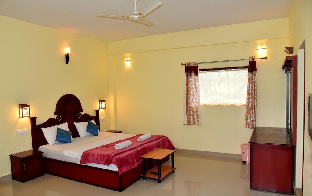 Jungle Palace Homestay Теккаді Номер фото